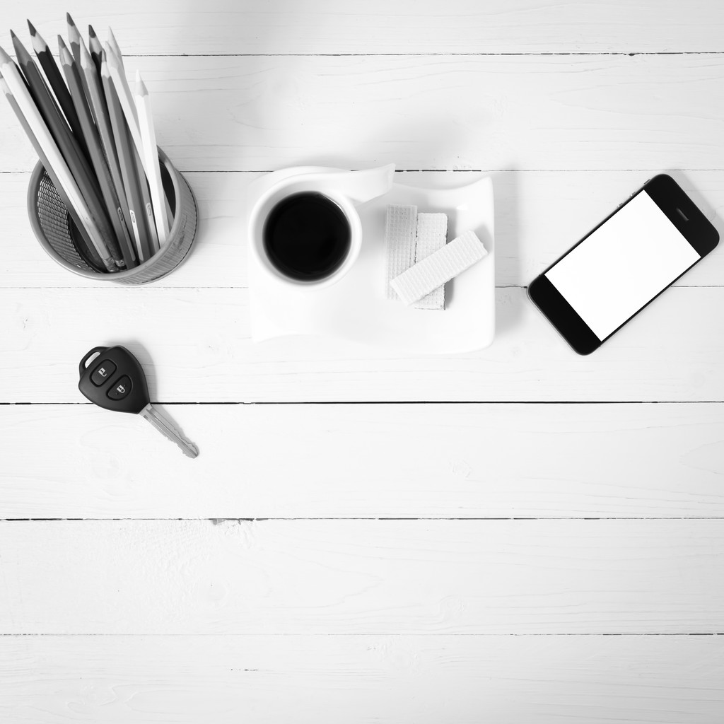 Кофейная чашка с вафлей, телефон, карандашный ящик, ключ от машины черно-белый с
 - Фото, изображение