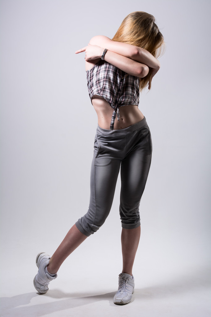 Joven bailarina moderna en una pose
 - Foto, Imagen