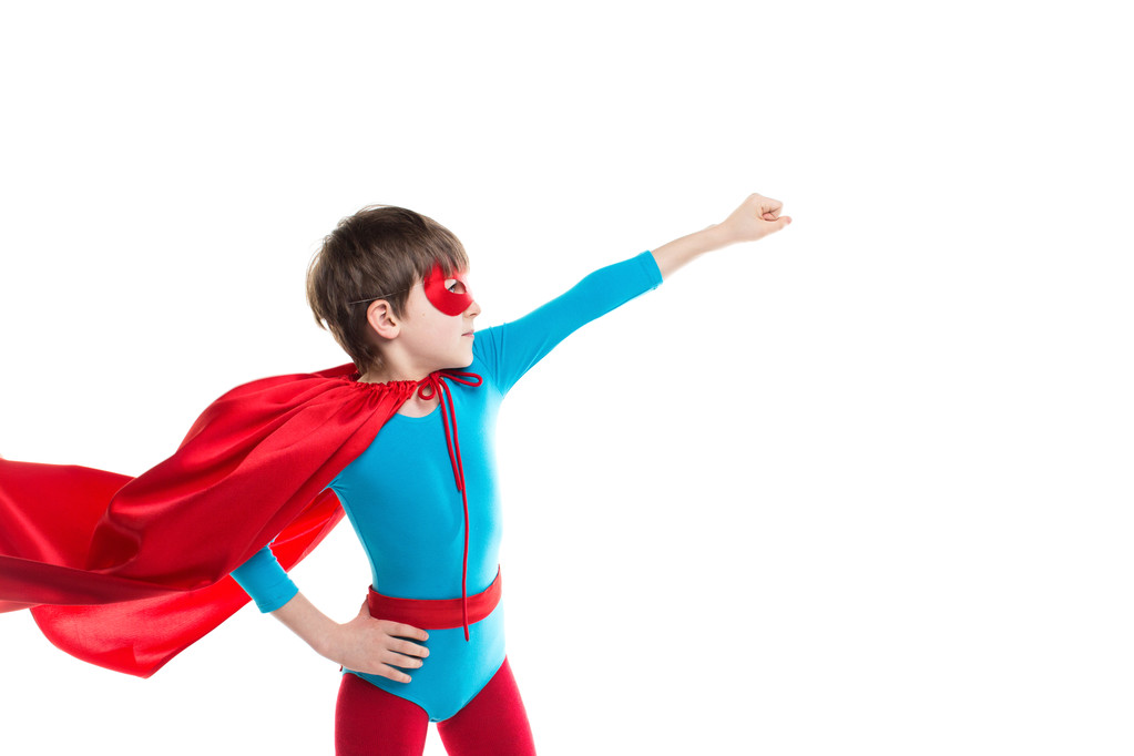 Мальчик в костюме супергероя позирует в студии
. - Фото, изображение