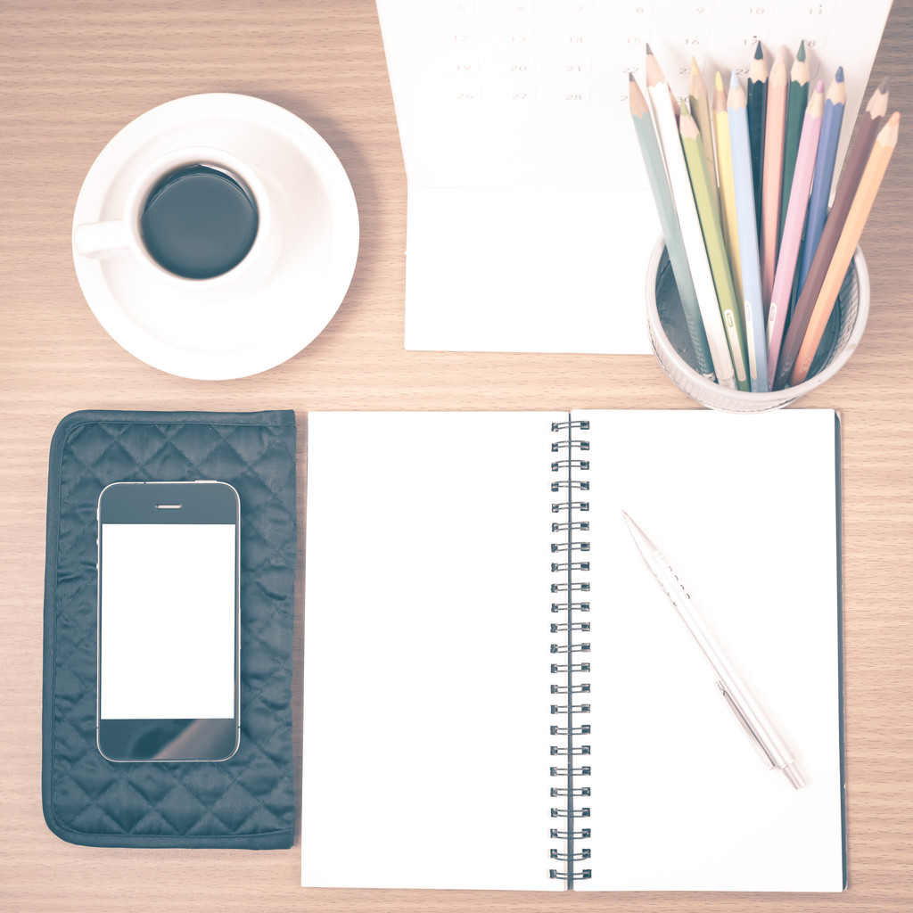 Ofis Büro: telefon, cüzdan, takvim, renk kalem kutusu ile kahve - Fotoğraf, Görsel