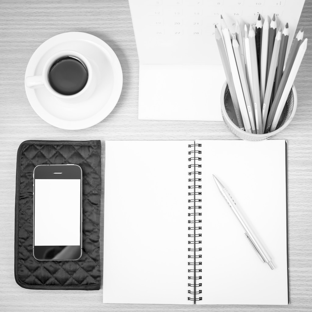 escritorio de oficina: café con teléfono, billetera, calendario, caja de lápiz de color
 - Foto, Imagen