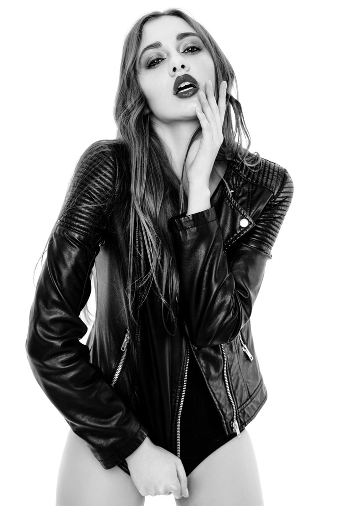 Mujer en chaqueta de cuero negro
 - Foto, imagen
