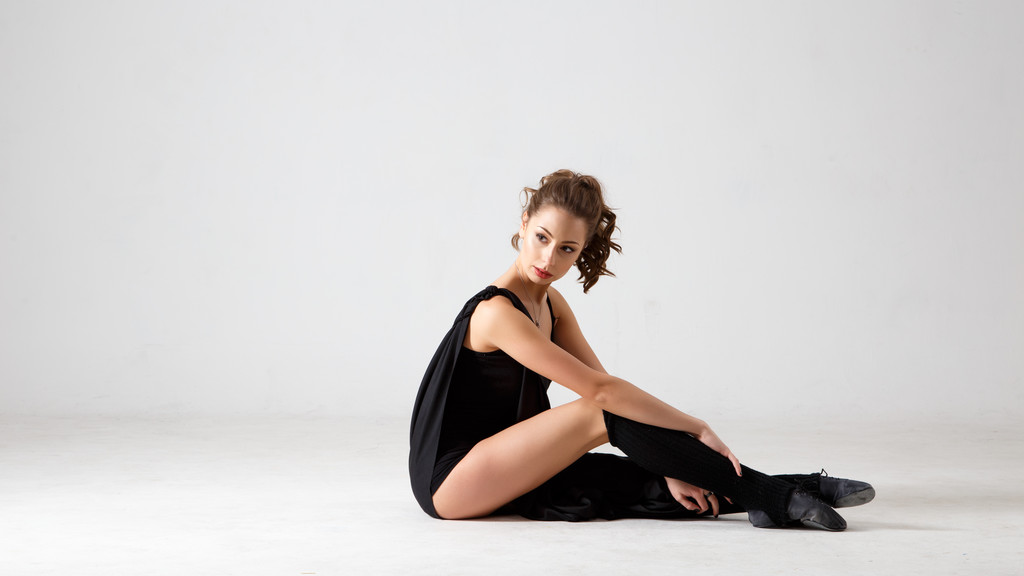 Uma dançarina vestida de preto. Dança moderna contemporânea sobre um fundo branco isolado. Fitness, modelo de alongamento
 - Foto, Imagem