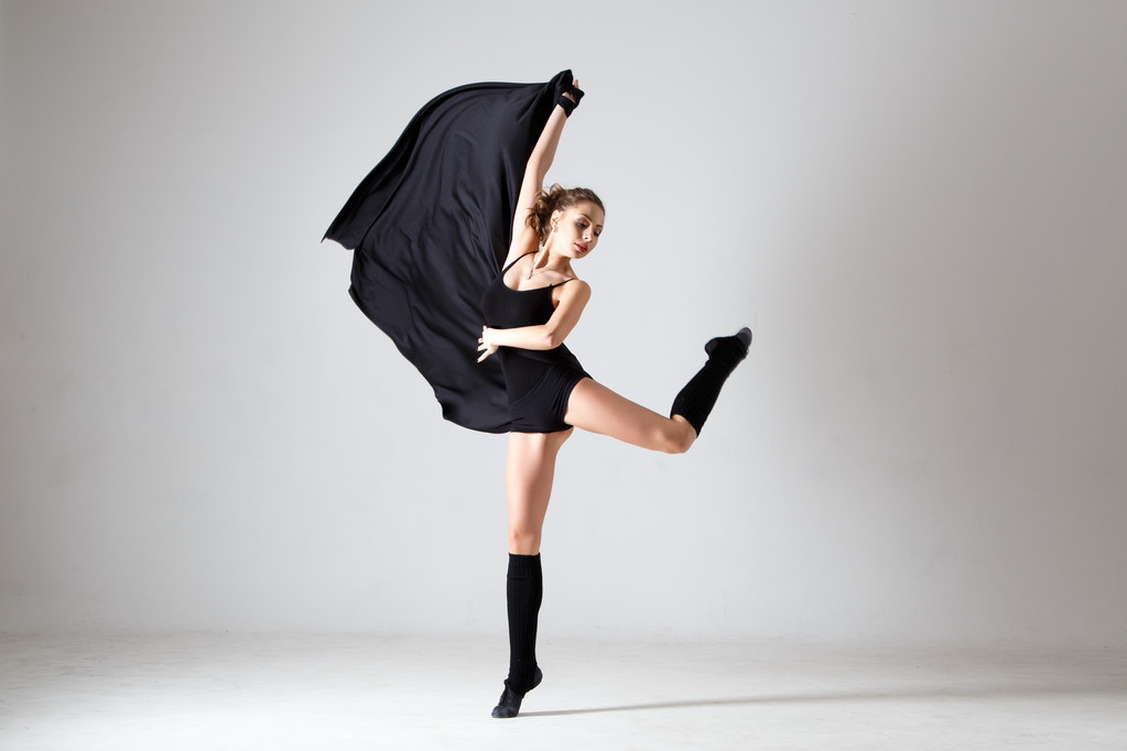 Signora danzante vestita di nero. Danza moderna contemporanea su sfondo bianco isolato. Fitness, modello di stretching
 - Foto, immagini