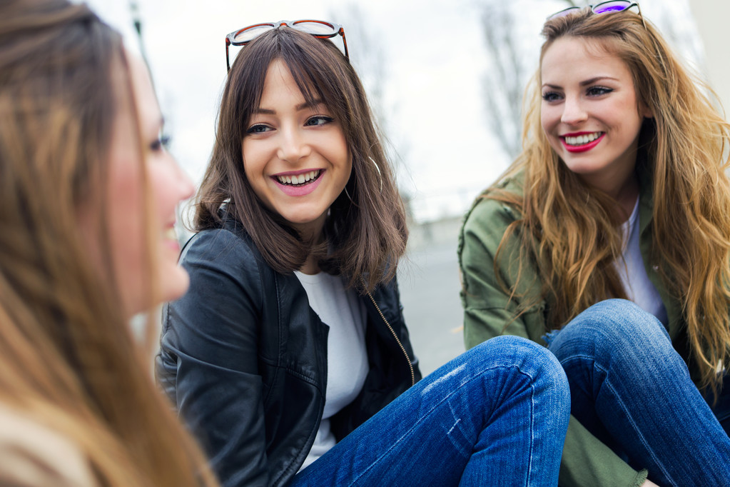 Üç genç kadın konuşmak ve sokakta gülüyor. - Fotoğraf, Görsel