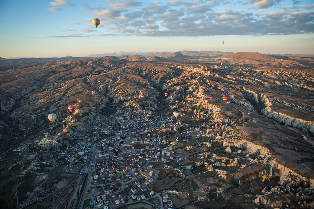 Globos aéreos sobre la ciudad en valle
 - Foto, Imagen
