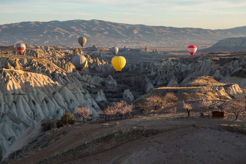 Lucht ballonnen boven de bergen - Foto, afbeelding