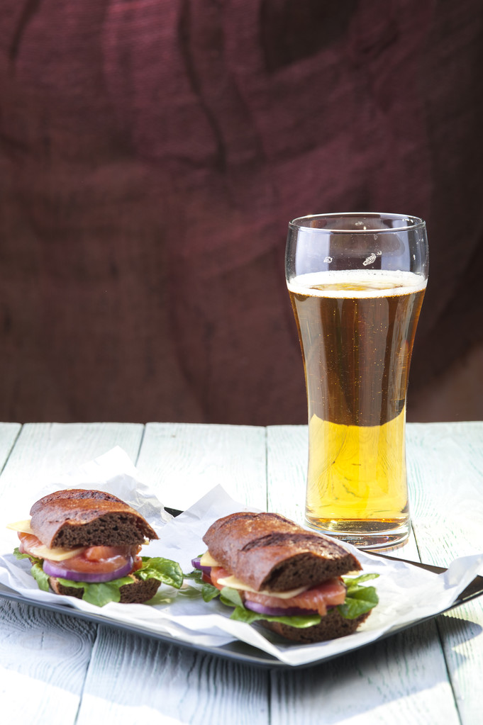 ビール ガラスと木製のテーブルでサンドイッチ - 写真・画像