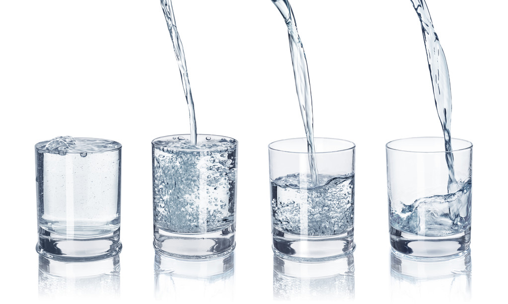 un conjunto de vasos con agua sobre un fondo blanco aislado
 - Foto, Imagen