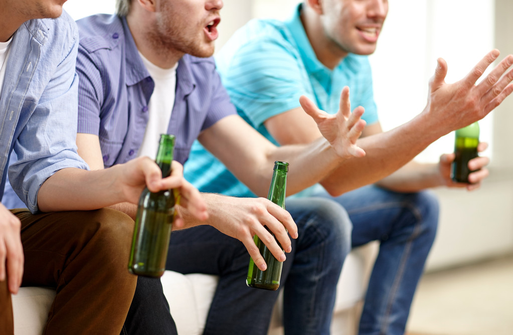 gelukkig man vrienden met bier kijken tv thuis - Foto, afbeelding