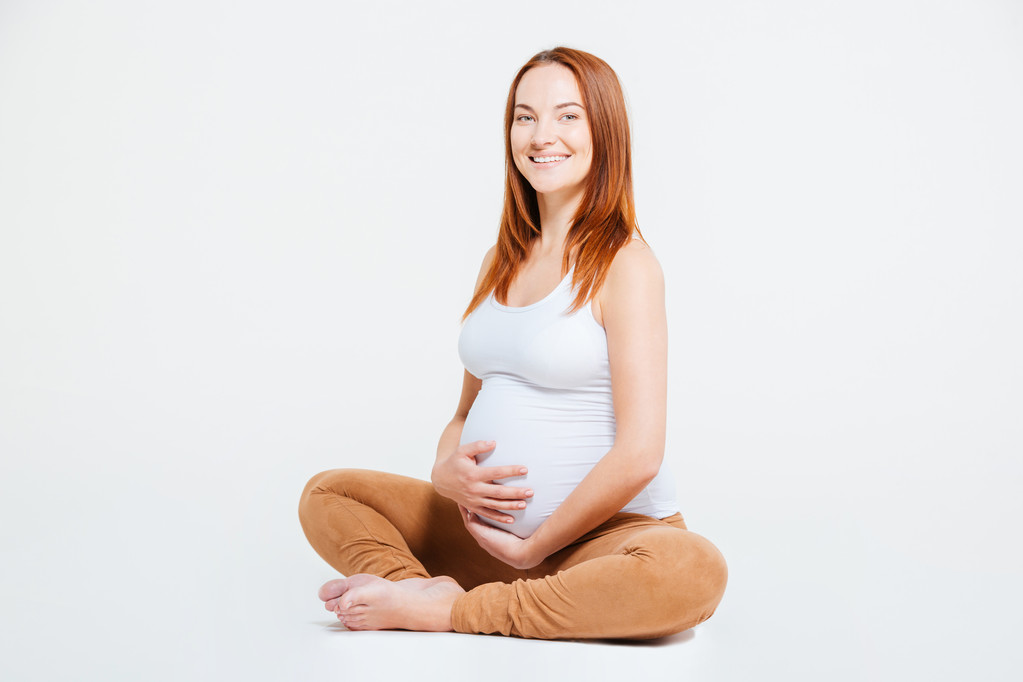 heureuse femme enceinte assise sur le sol
  - Photo, image