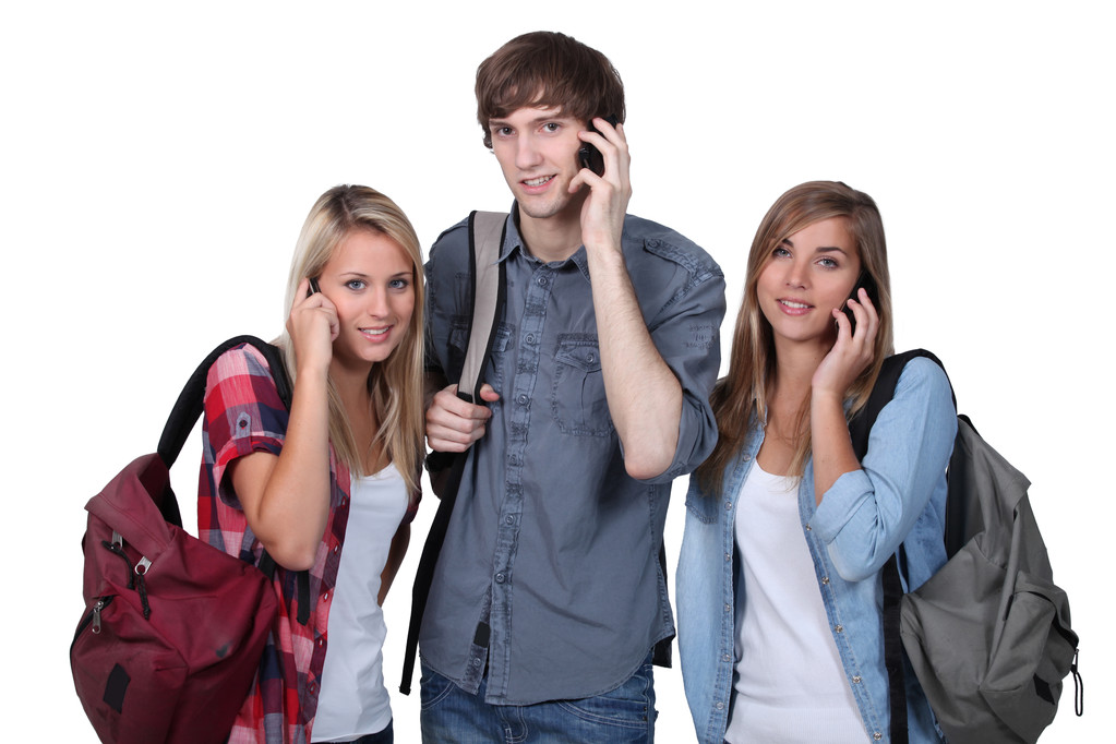 Teini-ikäiset reppuineen ja matkapuhelimineen
 - Valokuva, kuva