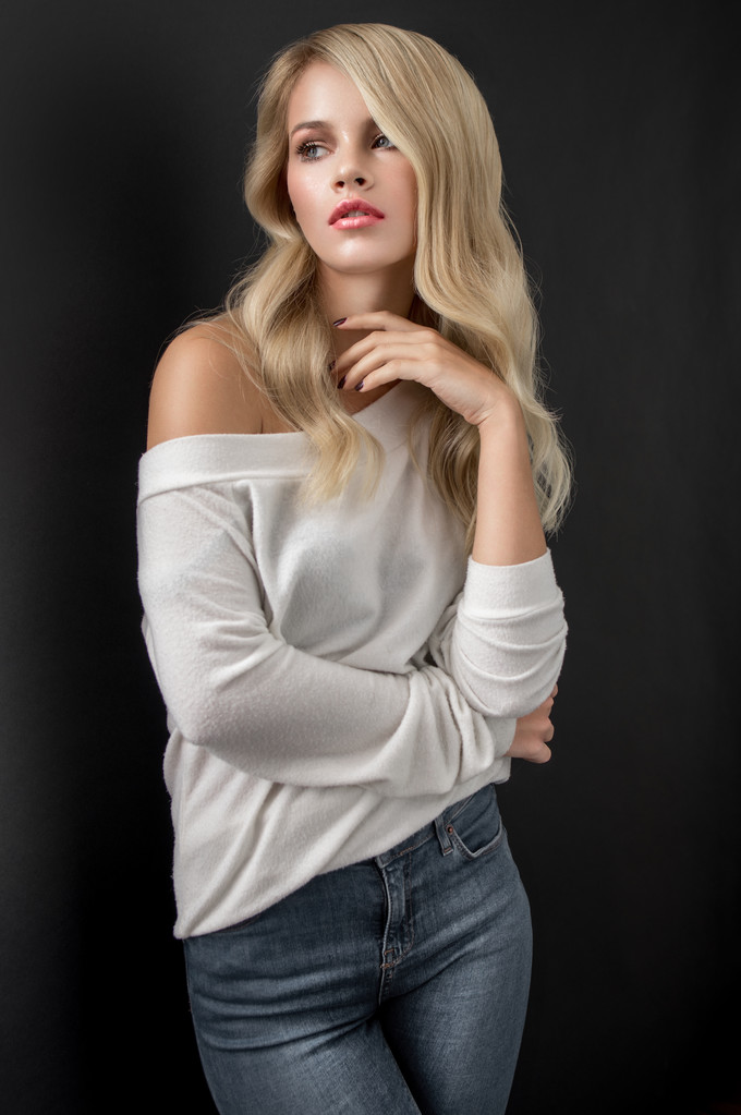 Blondine im weißen Pullover - Foto, Bild