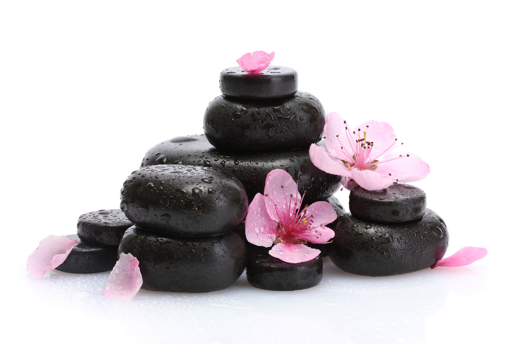 Piedras de spa con gotas y flores de sakura rosa aisladas en blanco
 - Foto, imagen