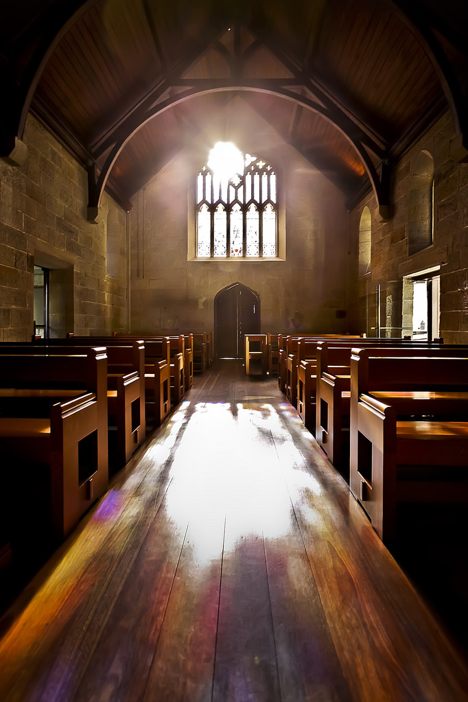 Hall à travers le sol en bois de l'église
  - Photo, image