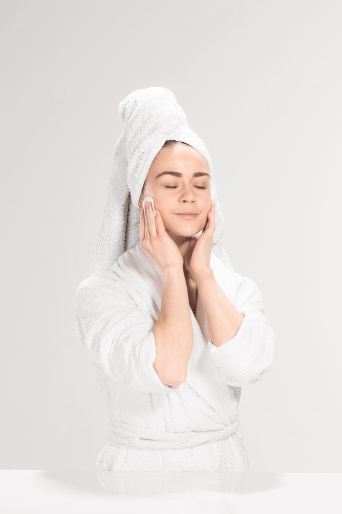Женская уборка лица в ванной
 - Фото, изображение