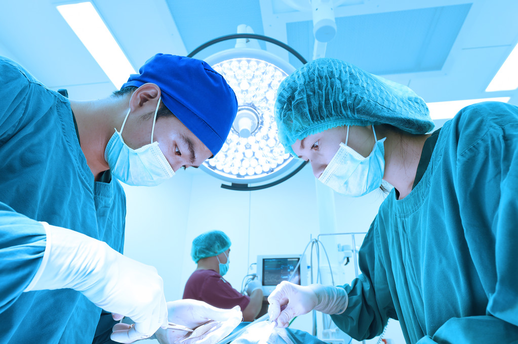 groep van dierenarts chirurgie in operatie kamer - Foto, afbeelding