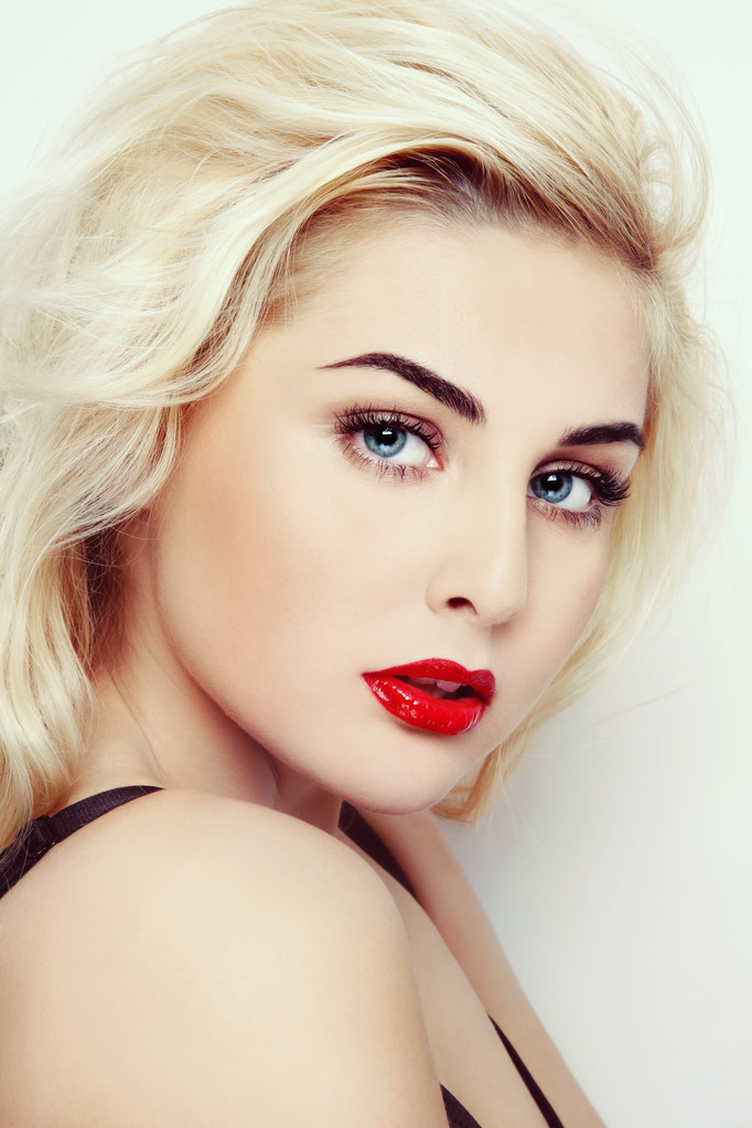 blondes Mädchen mit rotem Lippenstift - Foto, Bild