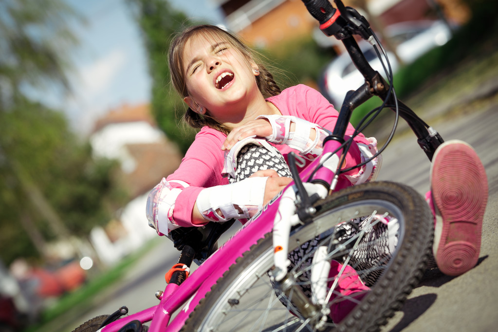 Fiatal lány esett a kerékpáros park - Fotó, kép
