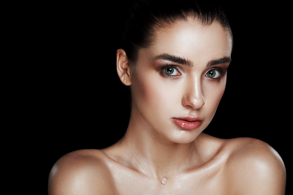Beauty Portrait of Pretty Woman with Strobing Makeup (em inglês). Corpo molhado E
 - Foto, Imagem