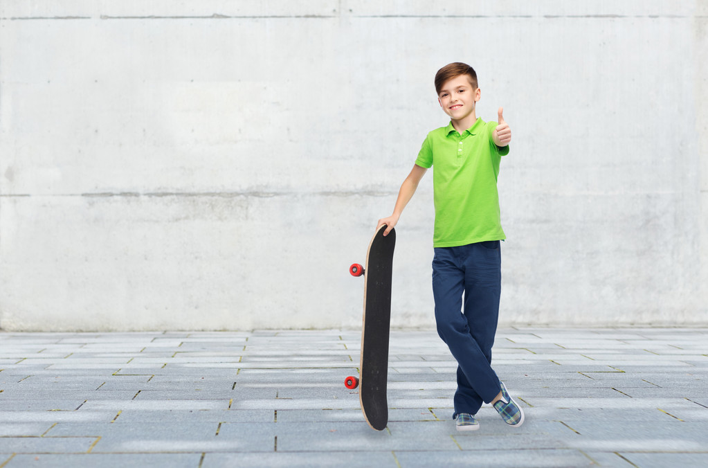 šťastný chlapec s skateboard ukazovat palec - Fotografie, Obrázek
