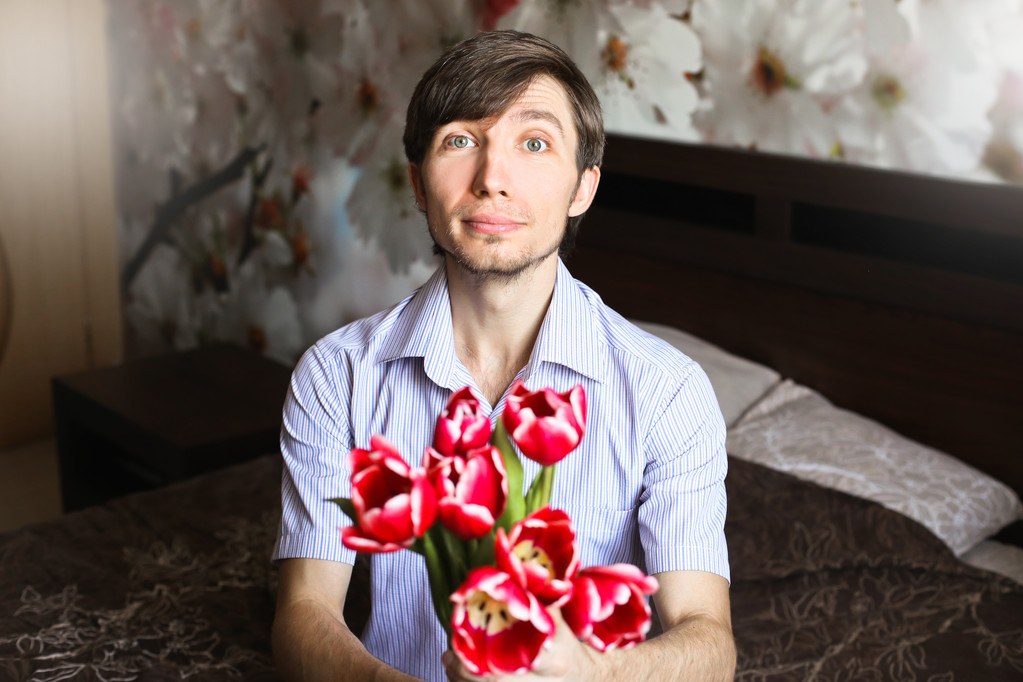 Жіночий день, хлопець з червоними тюльпанами
 - Фото, зображення