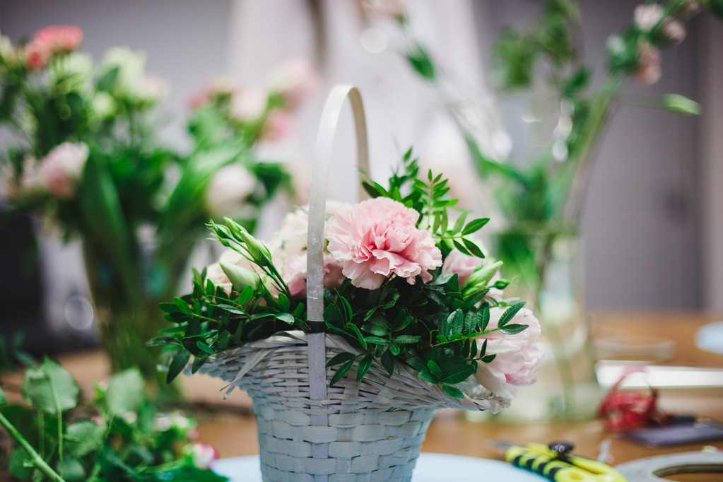 Lieu de travail fleuriste : joli bouquet dans un panier sur fond de fleurs et d'accessoires. foyer doux
 - Photo, image