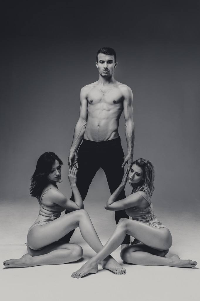 Acrobats hombre y dos mujeres
  - Foto, imagen