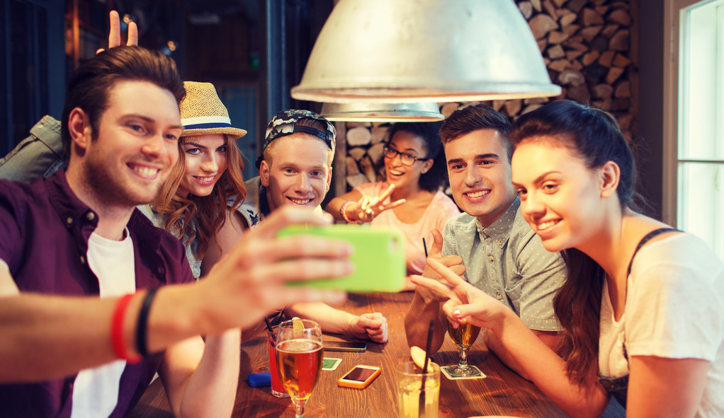 Glückliche Freunde mit Smartphone machen Selfie an Bar - Foto, Bild
