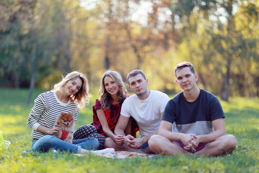 молодь на осінньому пікніку
 - Фото, зображення
