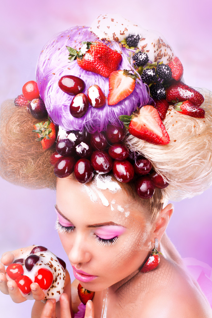 een vrouw met een fruit - Foto, afbeelding