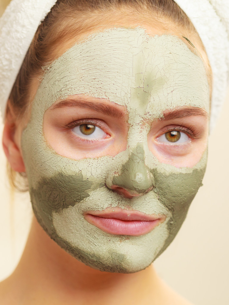 緑色の粘土泥マスクで顔します。  - 写真・画像