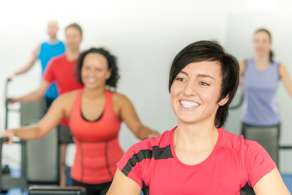 gülümseyen kadın fitness sınıfı jimnastik salonu iş at - Fotoğraf, Görsel