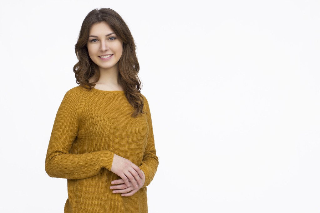 Usměvavá brunetka žena ve svetru - Fotografie, Obrázek