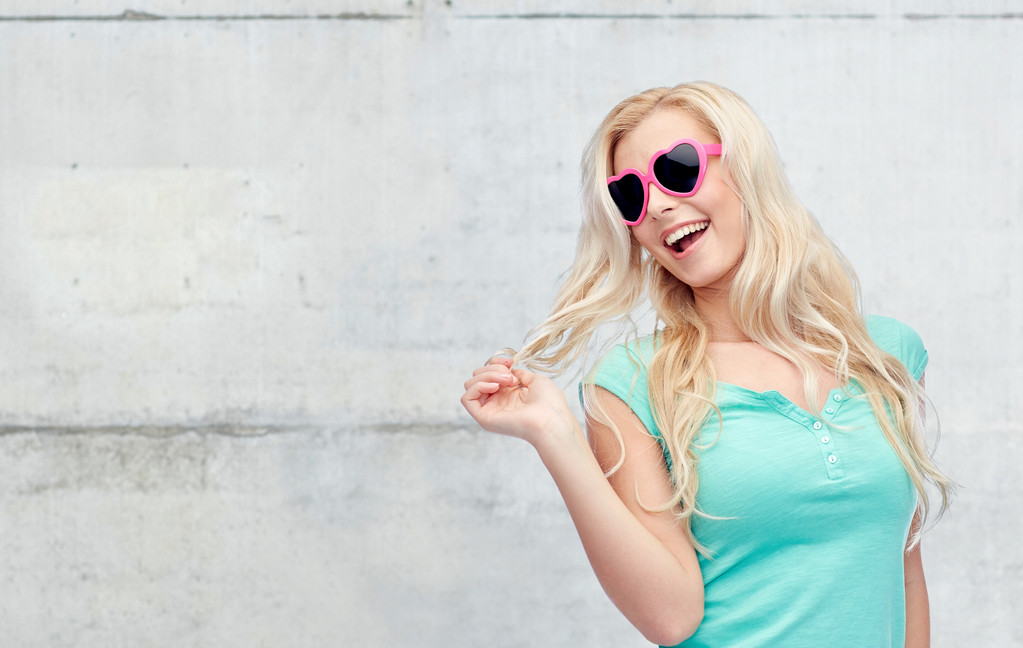 šťastná Mladá blondýnka nebo teenager v sluneční brýle - Fotografie, Obrázek