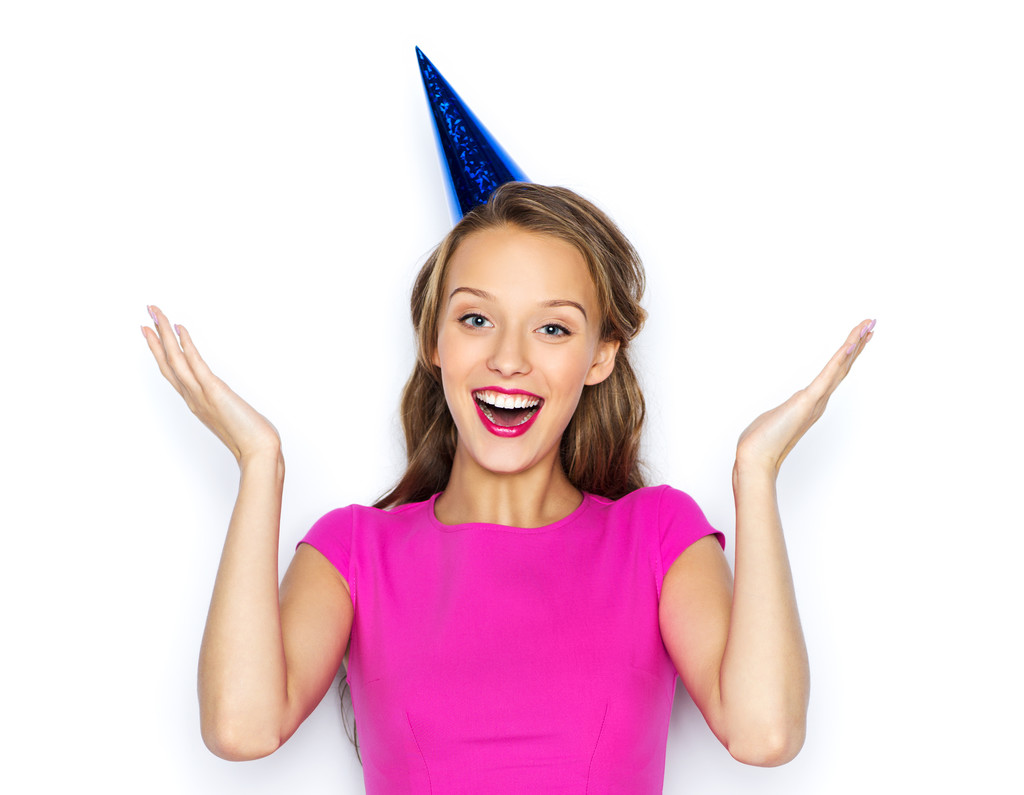 Ευτυχισμένη νεαρή γυναίκα ή έφηβος κορίτσι με καπέλο κόμμα - Φωτογραφία, εικόνα