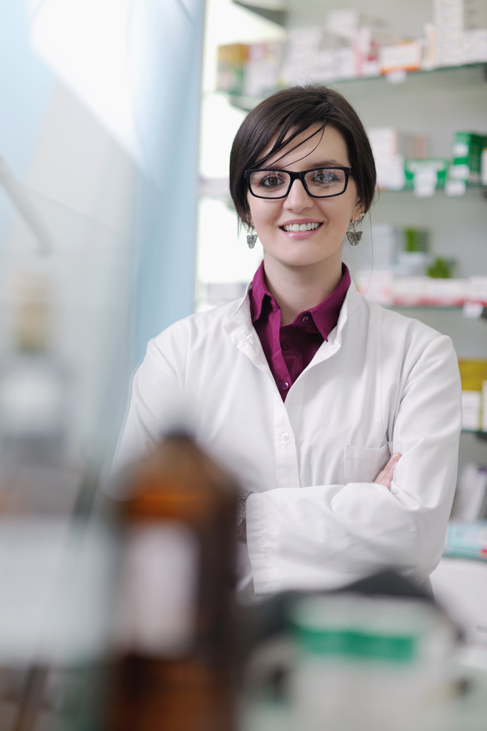 apteekkarin kemisti nainen seisoo apteekissa apteekki apteekki - Valokuva, kuva