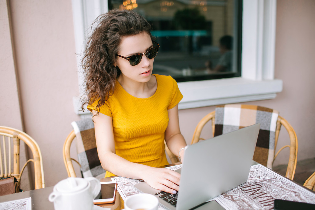 Młody beautidul dziewczyna z laptopa i herbaty w kawiarni na świeżym powietrzu - Zdjęcie, obraz