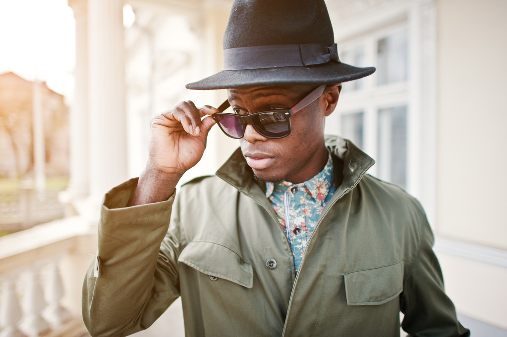 Mode portret van zwarte Afro-Amerikaanse man op groene jas clo - Foto, afbeelding