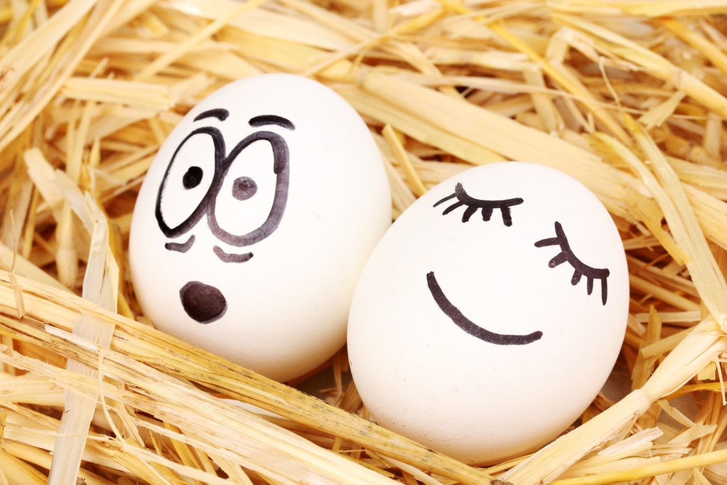 weiße Eier mit lustigen Gesichtern aus Stroh - Foto, Bild