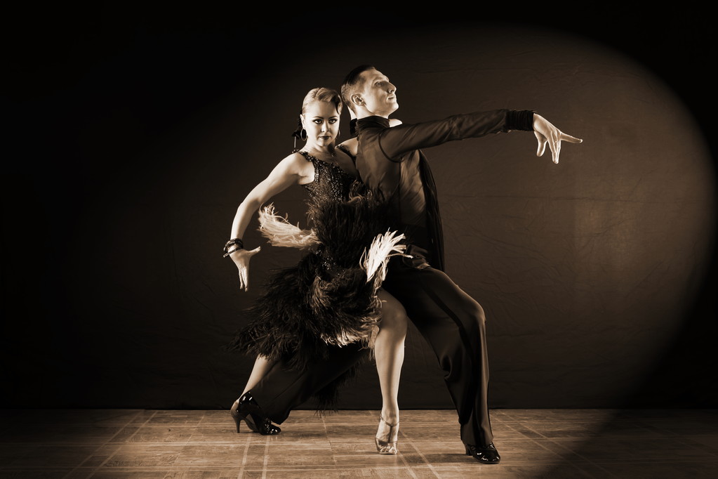 dançarinos em salão isolado em fundo preto
 - Foto, Imagem