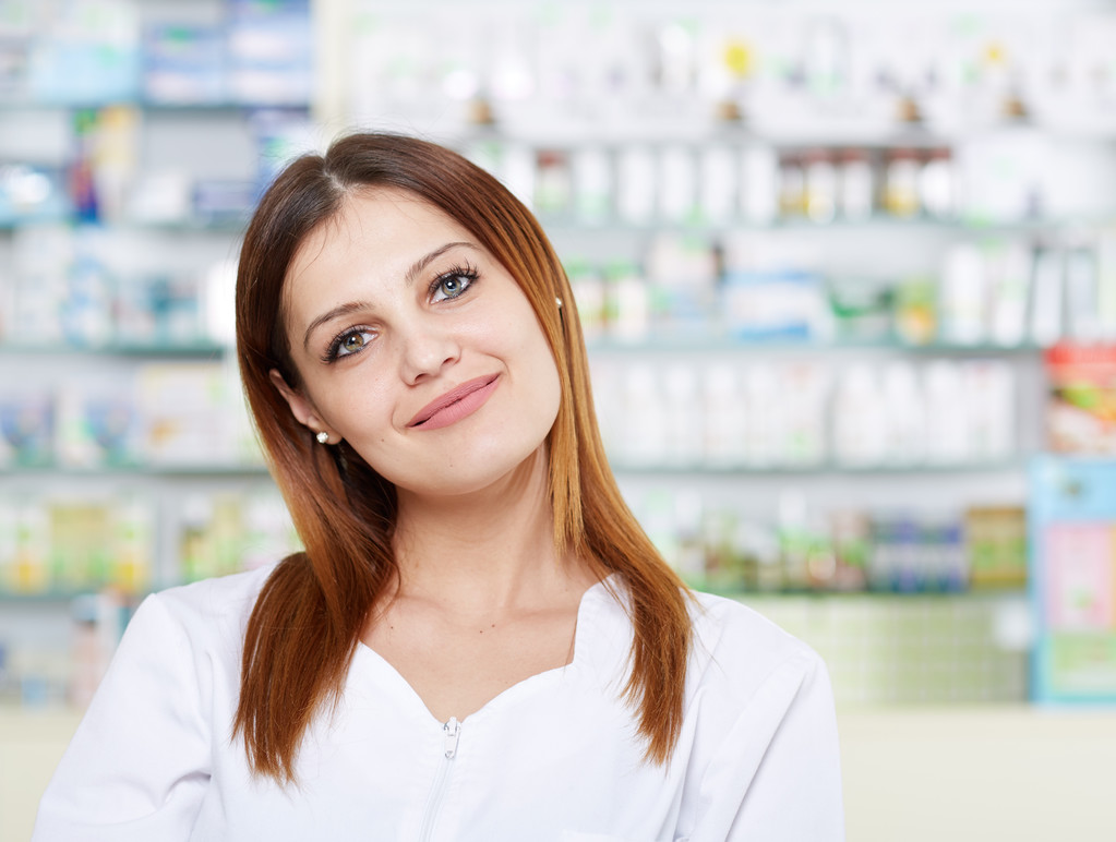 mujer farmacéutica sobre fondo borroso de estantes
 - Foto, Imagen