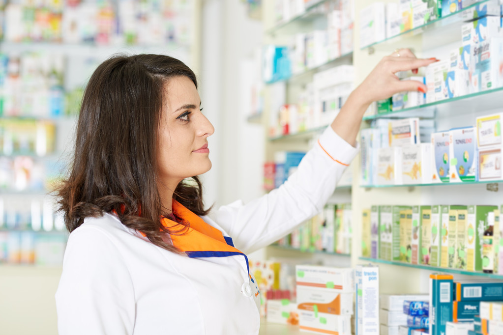 Farmacêutica mulher escolher remédio
 - Foto, Imagem
