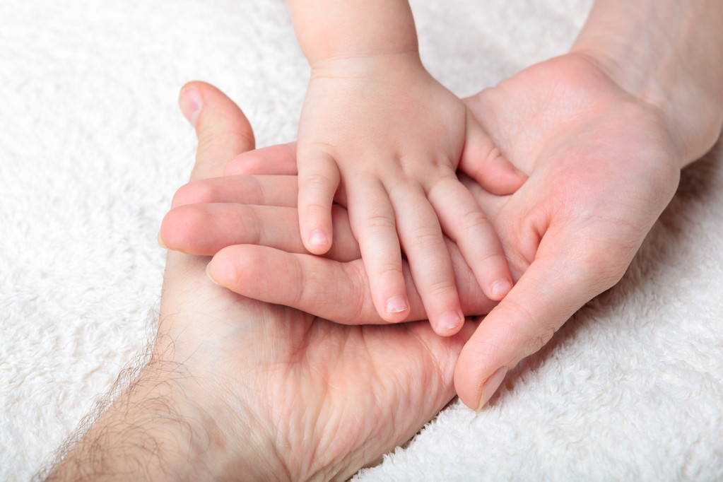 zbliżenie dłoni dziecka, matki i ojca - Zdjęcie, obraz