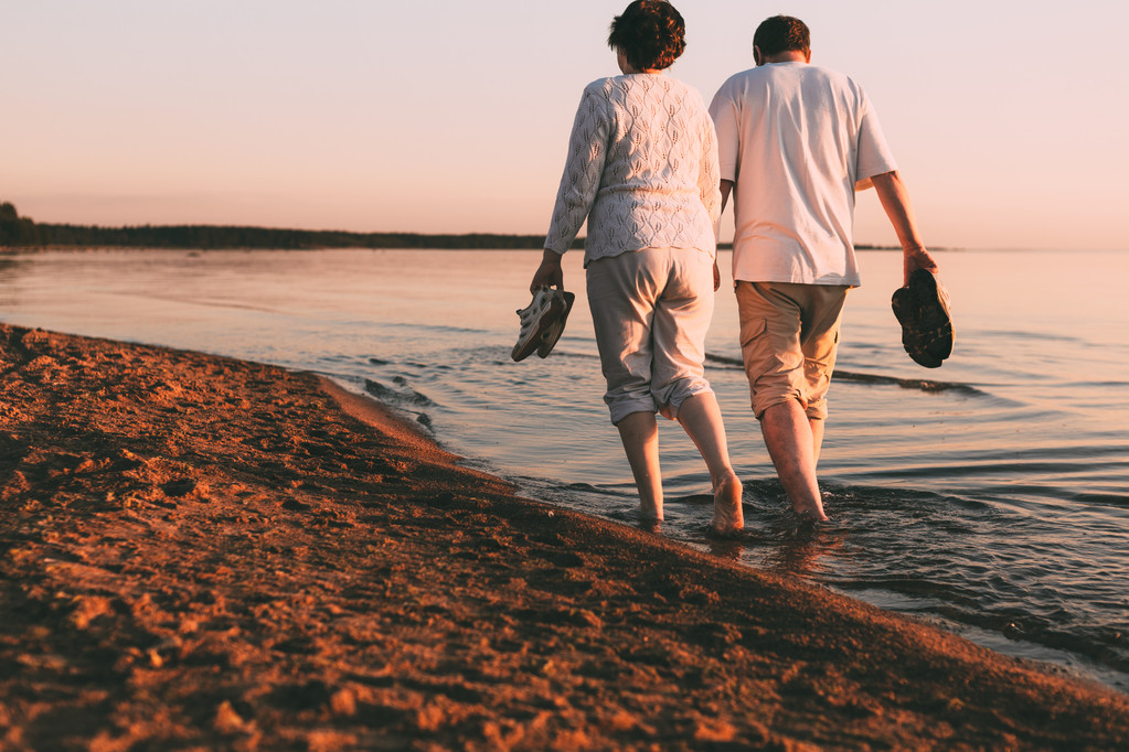 Доросла пара гуляє на березі моря
. - Фото, зображення