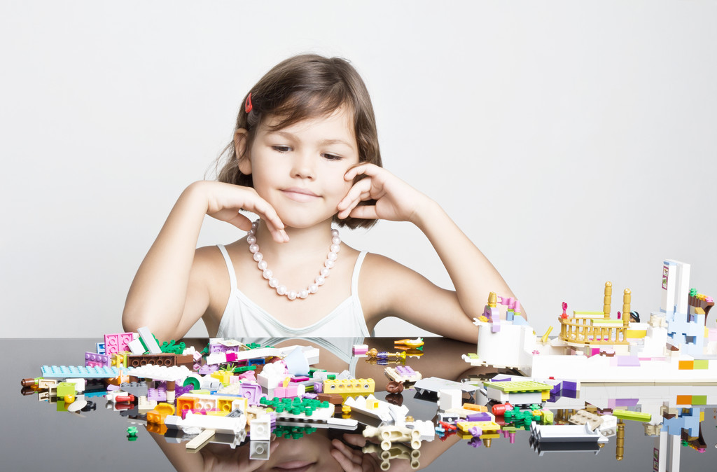 Meisje spelen in lego blokken - Foto, afbeelding