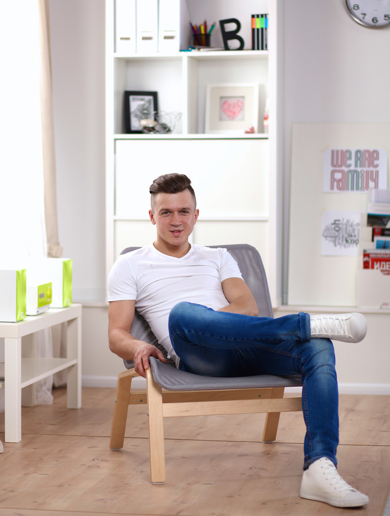 Mladý podnikatel pracující v kanceláři, sedí za stolem - Fotografie, Obrázek