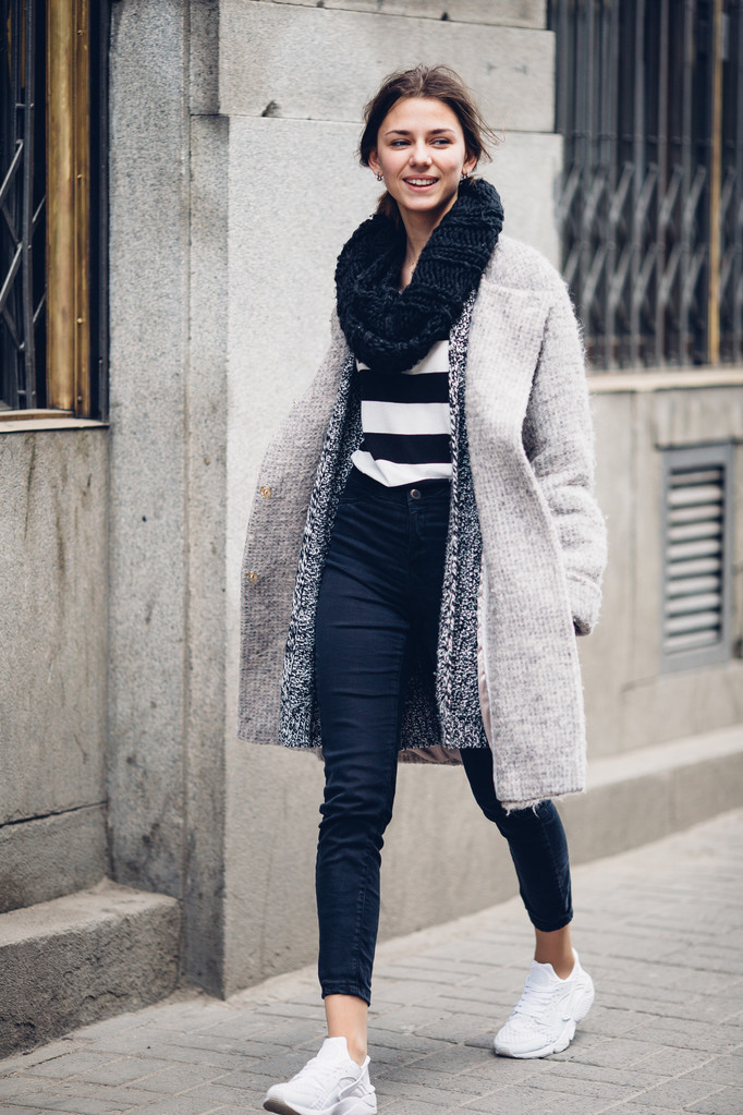Moderna mulher vestindo andando na rua
 - Foto, Imagem