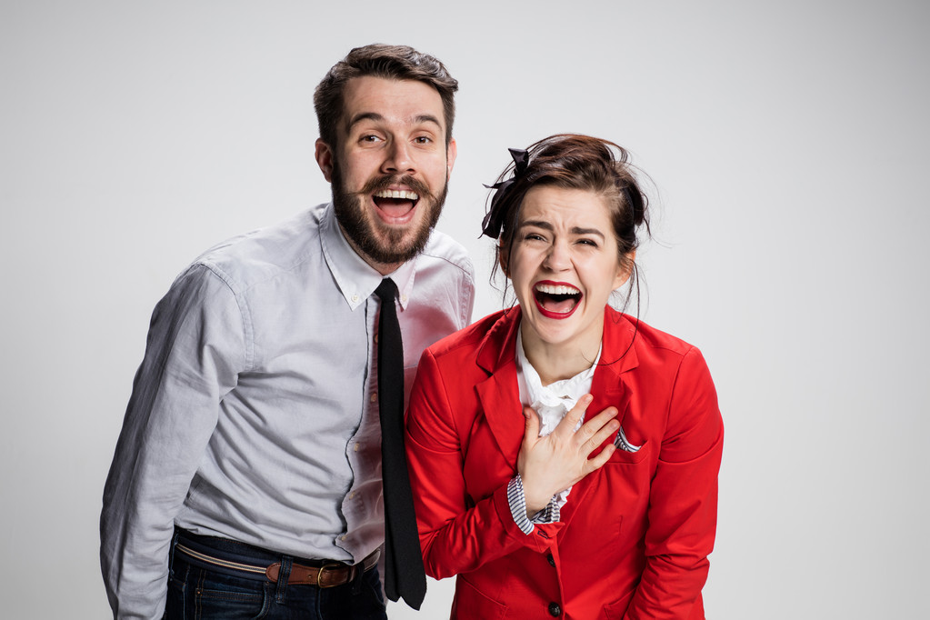 ビジネスの男性と灰色の背景に笑う女性 - 写真・画像