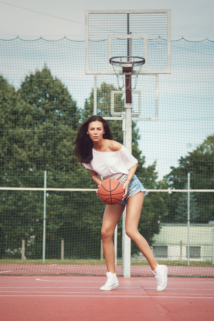 Vrouw die op het basketbalveld - Foto, afbeelding